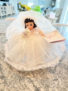 Madame Alexander NY Bride Doll with Bouquet and Wedding Veil. ORIGINAL 435 Box